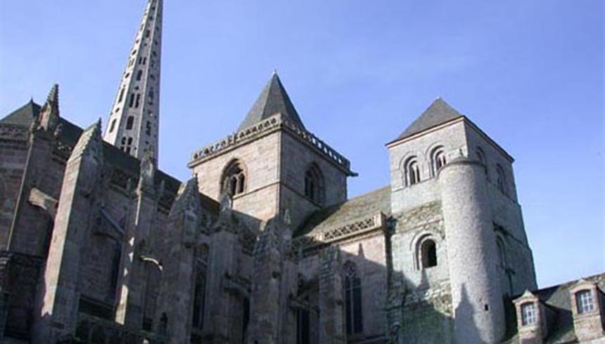 hotel le relais de launay -pardon de saint yves-Cathédrale Saint Tugdual