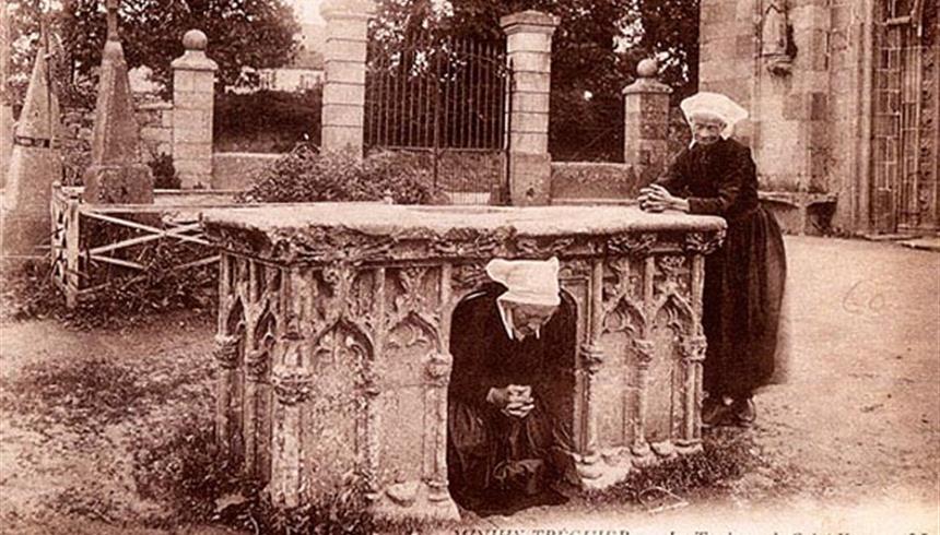 hotel le relais de launay -Trégoroises effectuant un voeu, en passant sous l'ancien autel de l'église de Minihy-Tréguier, 
