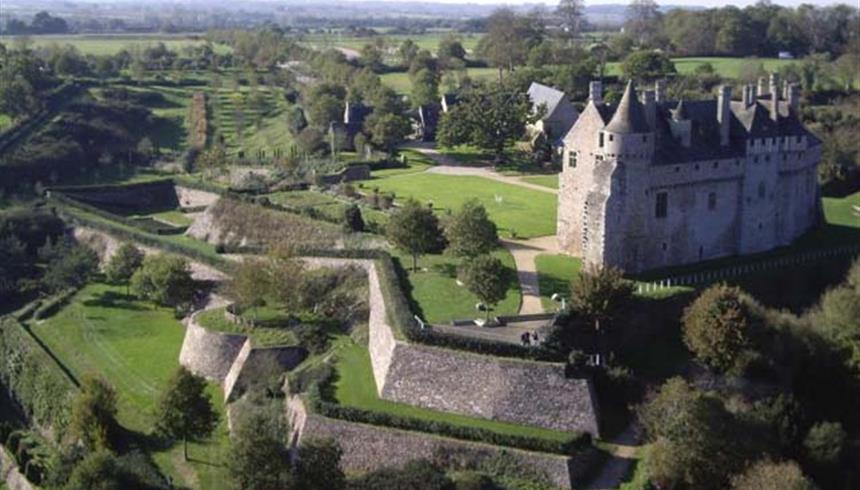 chateau de la ROCHE-JAGU proche ploubazlanec