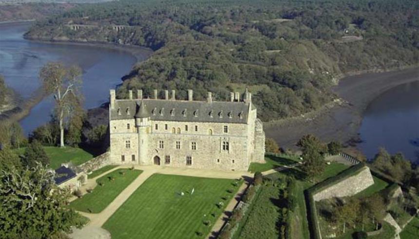 chateau de la ROCHE-JAGU proche iles de brehat