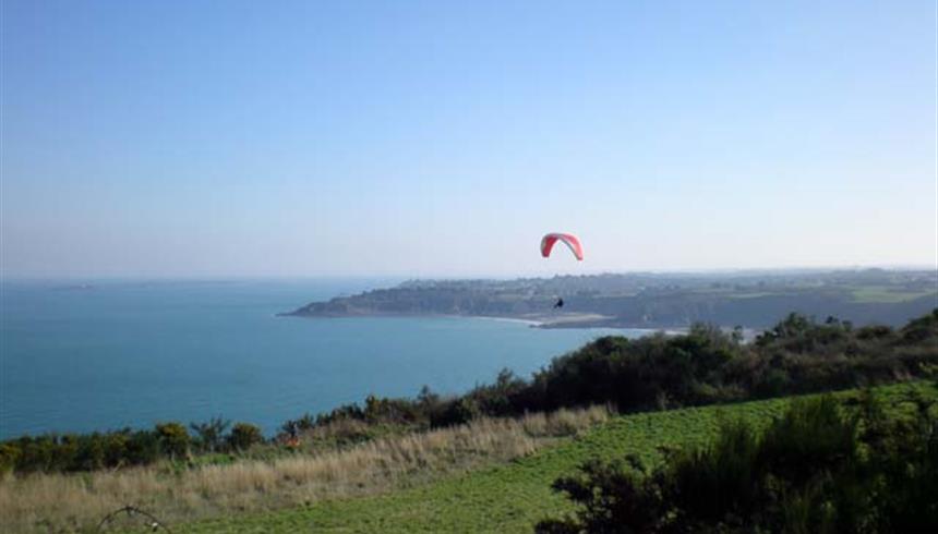 parapente sur les falaises de Plouha